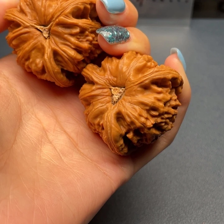 上***、文玩核桃吊坠白狮子