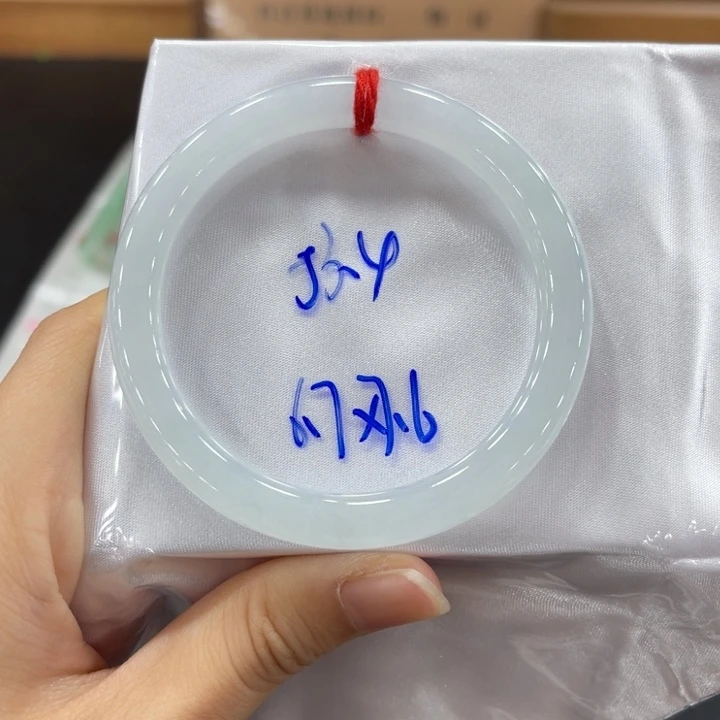 翡翠手镯未镶嵌翡翠