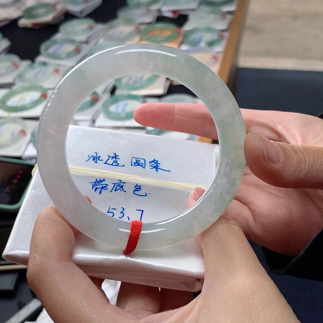 翡翠手镯未镶嵌翡翠