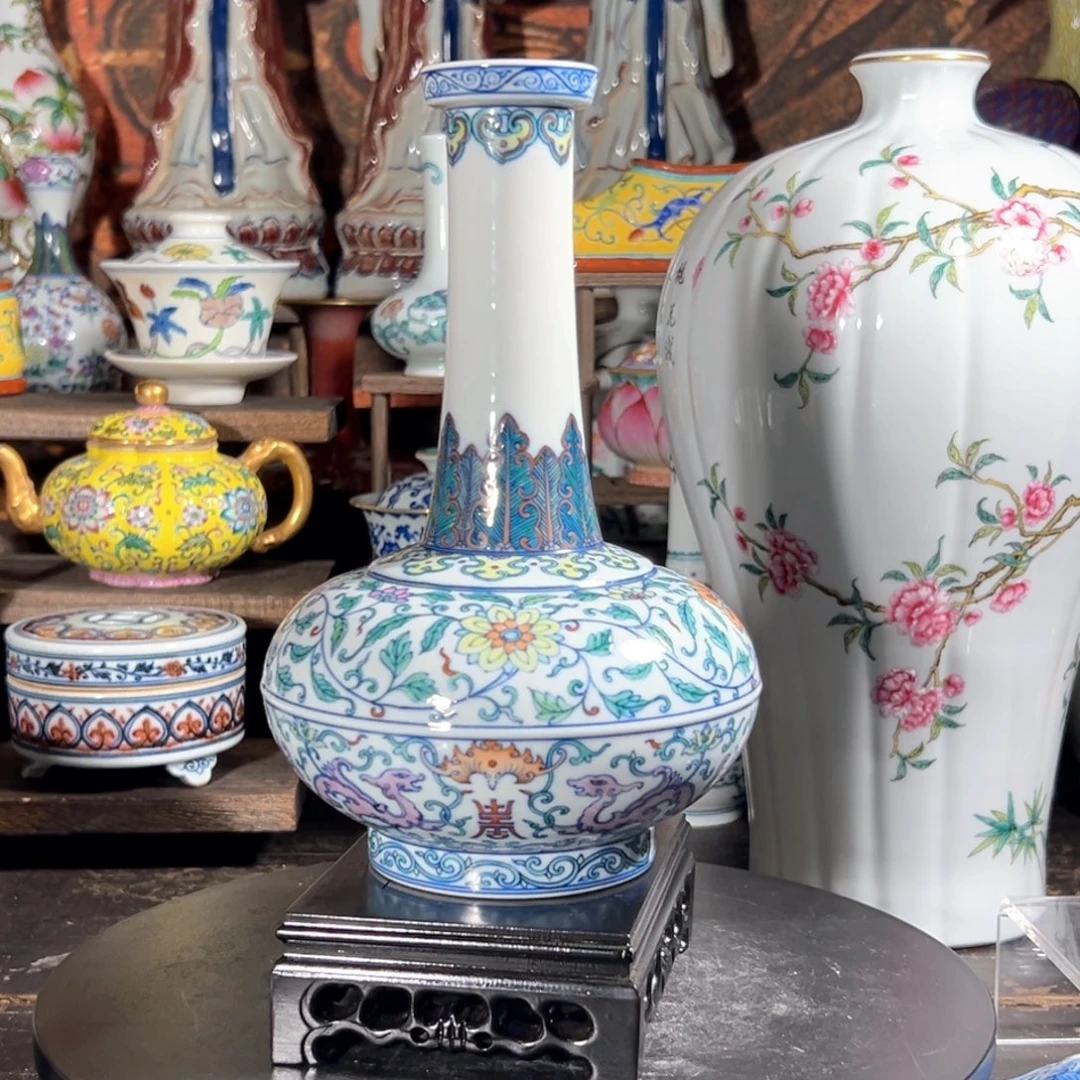 瓷片斗彩缠枝花卉纹盘口瓶