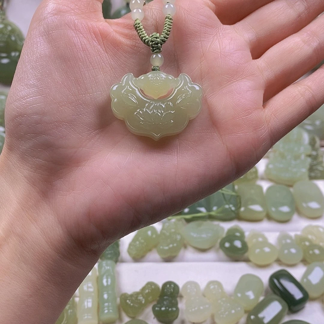 用***8和田玉未镶嵌颈饰