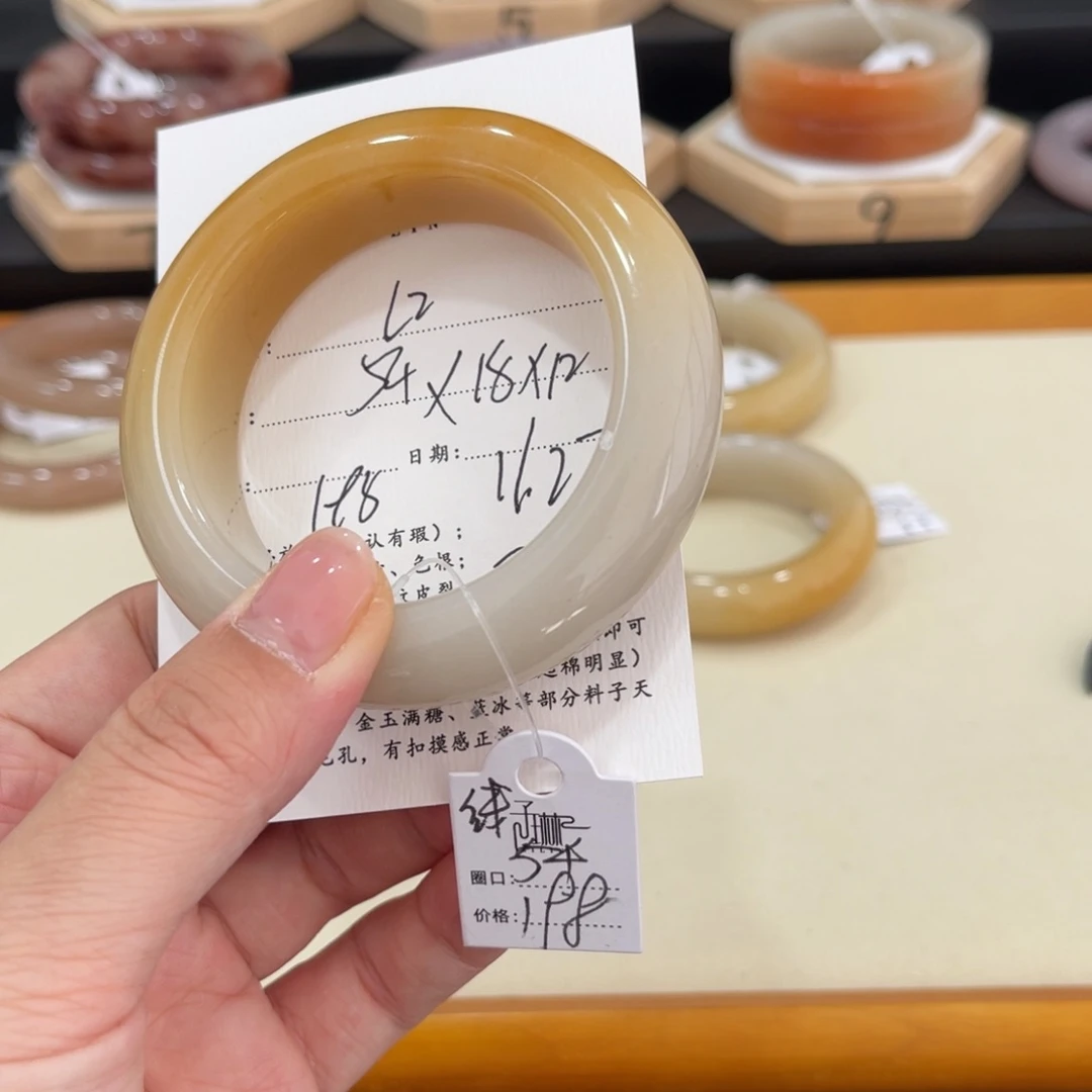 未镶嵌手镯石英质玉L**L