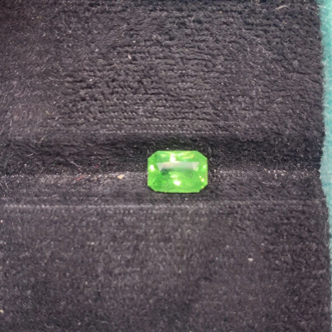 石榴石（沙弗莱）荧光绿1.95ct未镶嵌