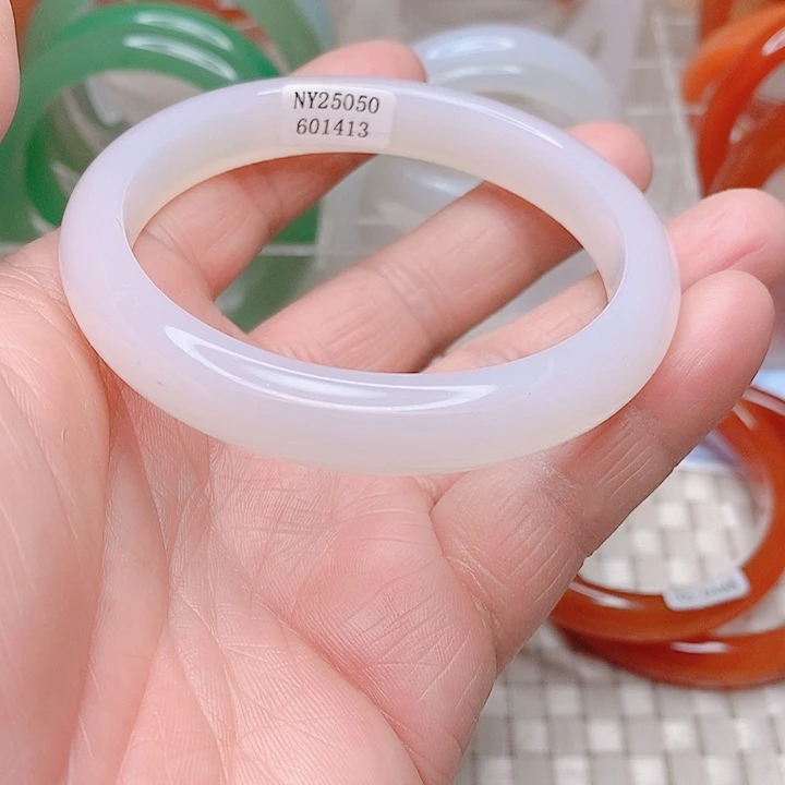 玛瑙/玉髓手镯未镶嵌谢*群