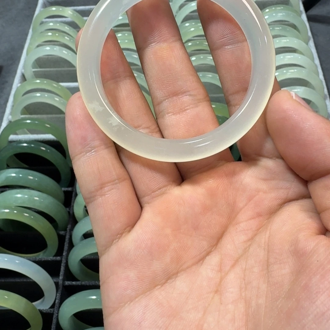 哈***哥蛇纹石玉未镶嵌手镯