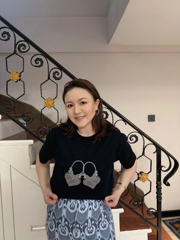 民族风复古绣花上衣设计师时尚