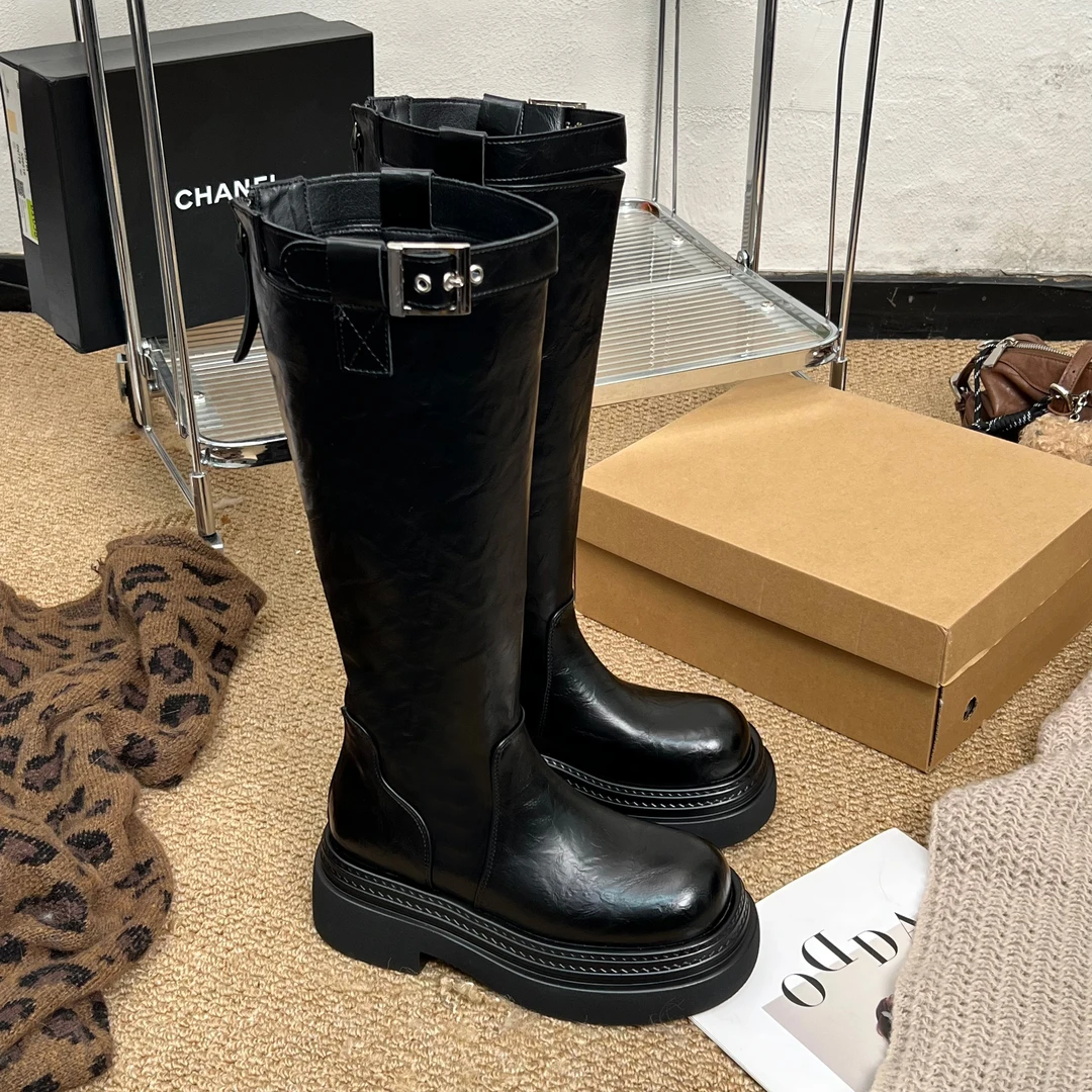 糖糖「冷光扣超模靴」时装款荔枝纹长筒靴厚底圆头长靴;EDX21216