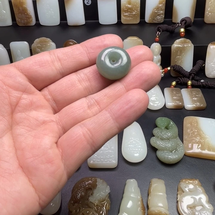 和田玉颈饰未镶嵌