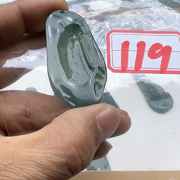 翡翠颈饰未镶嵌阿****斯