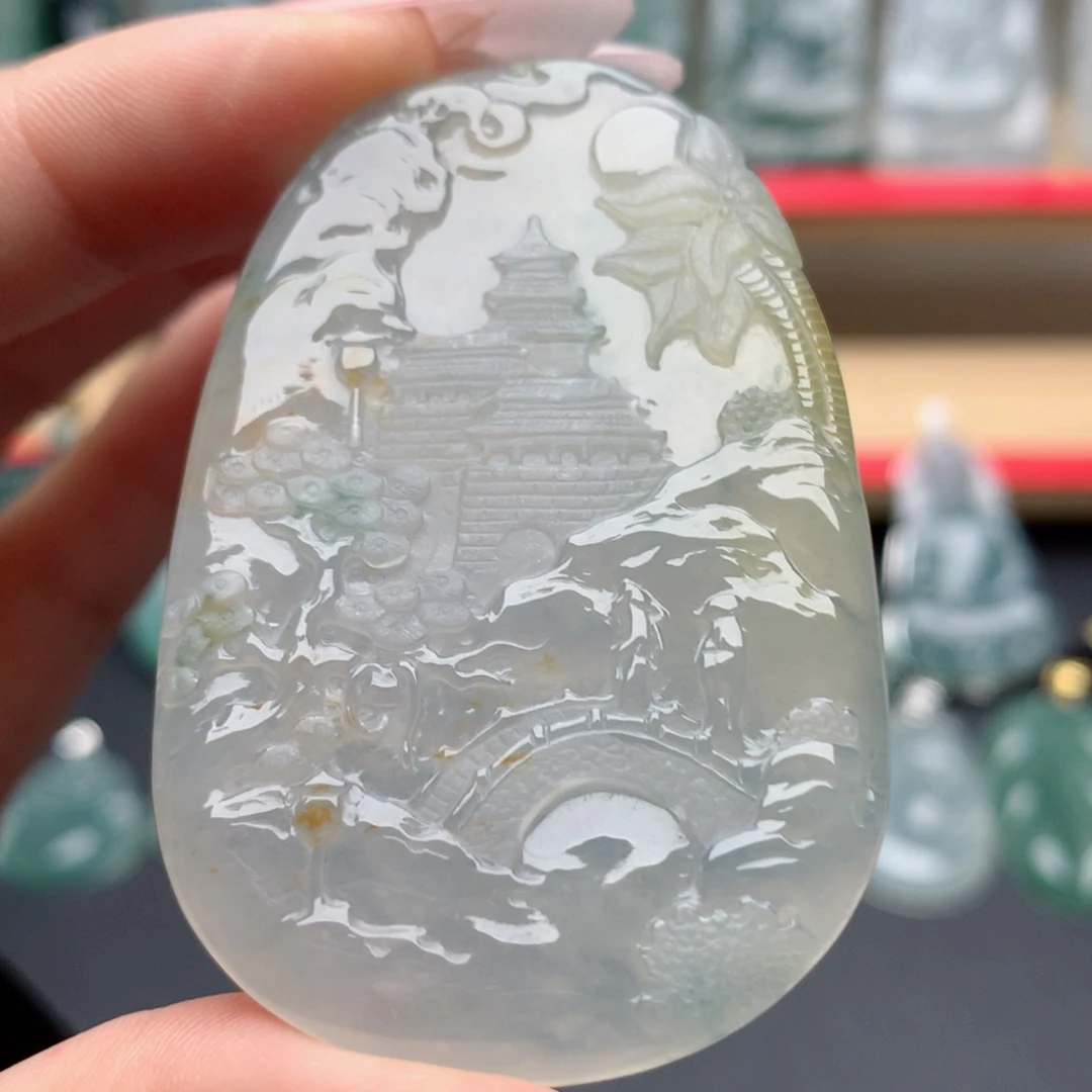 被***娘翡翠未镶嵌颈饰山水