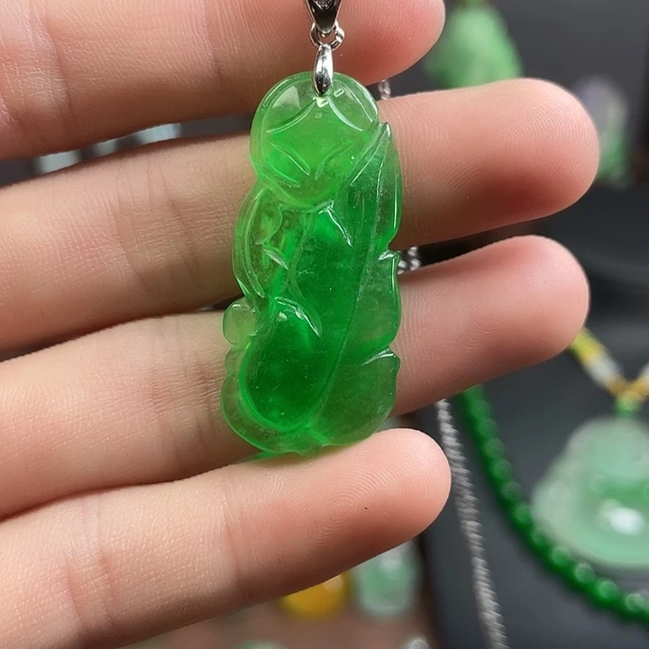 翡翠未镶嵌吊坠(赠链)