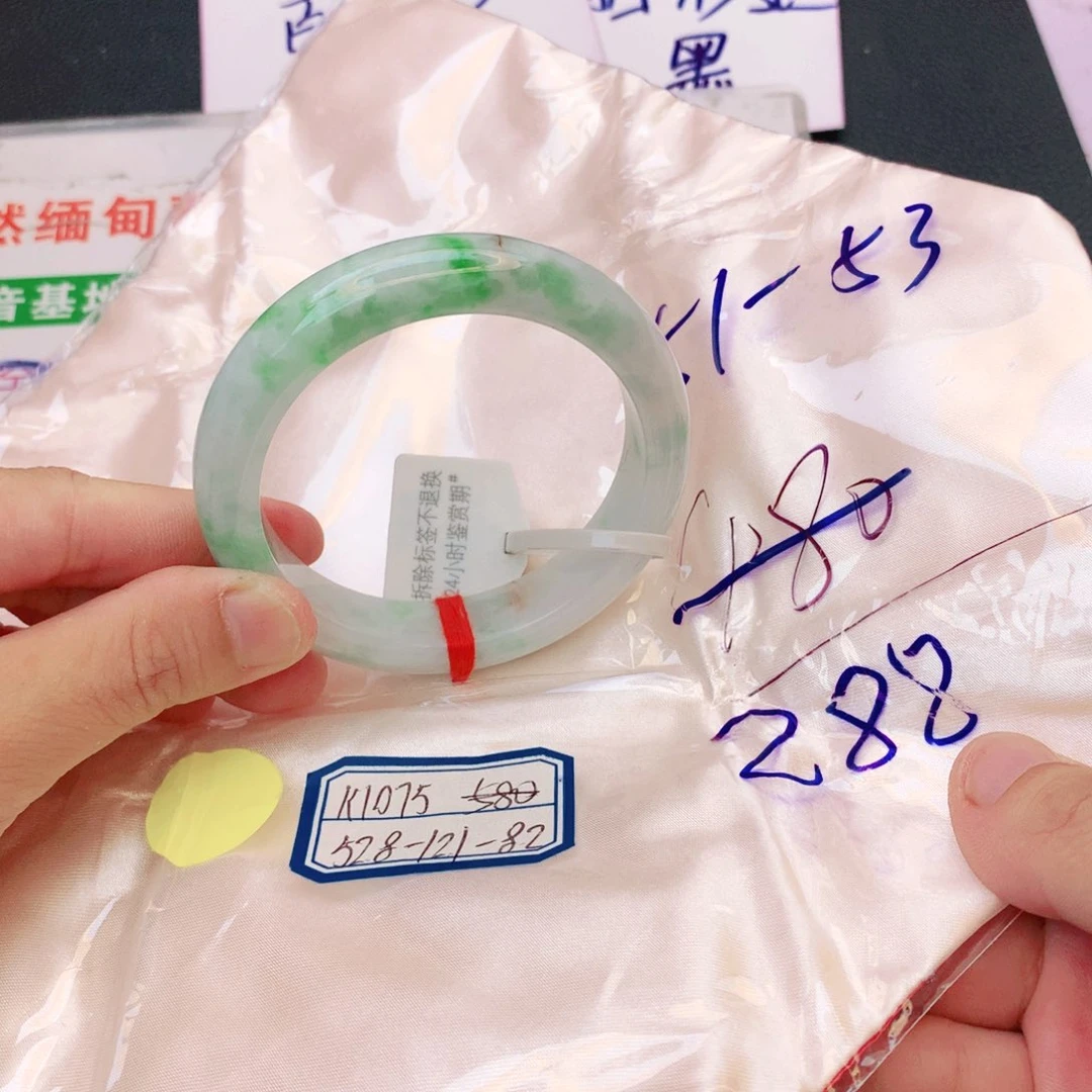 翡翠手镯未镶嵌翡翠