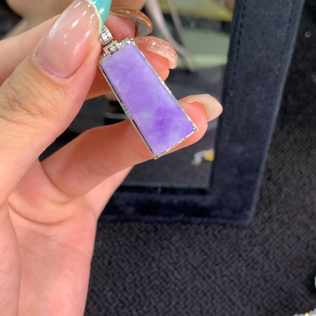 颈饰18K金镶嵌翡翠