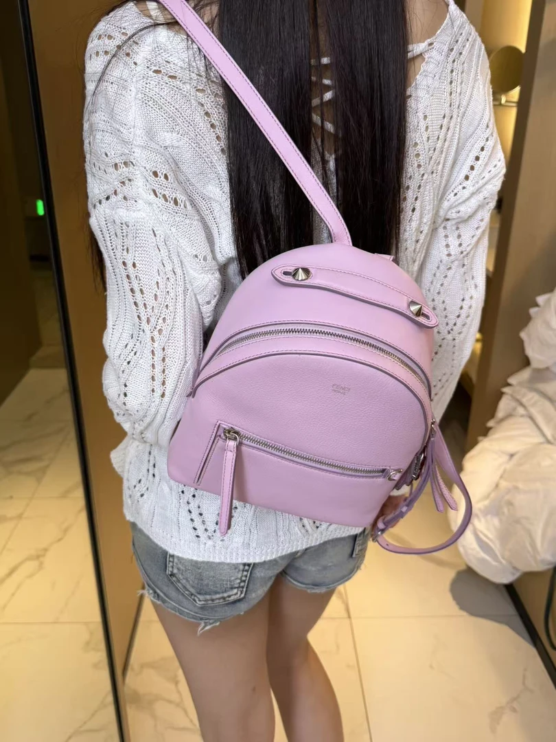 95新 FENDI/芬迪 展会外场！ 粉色双肩包