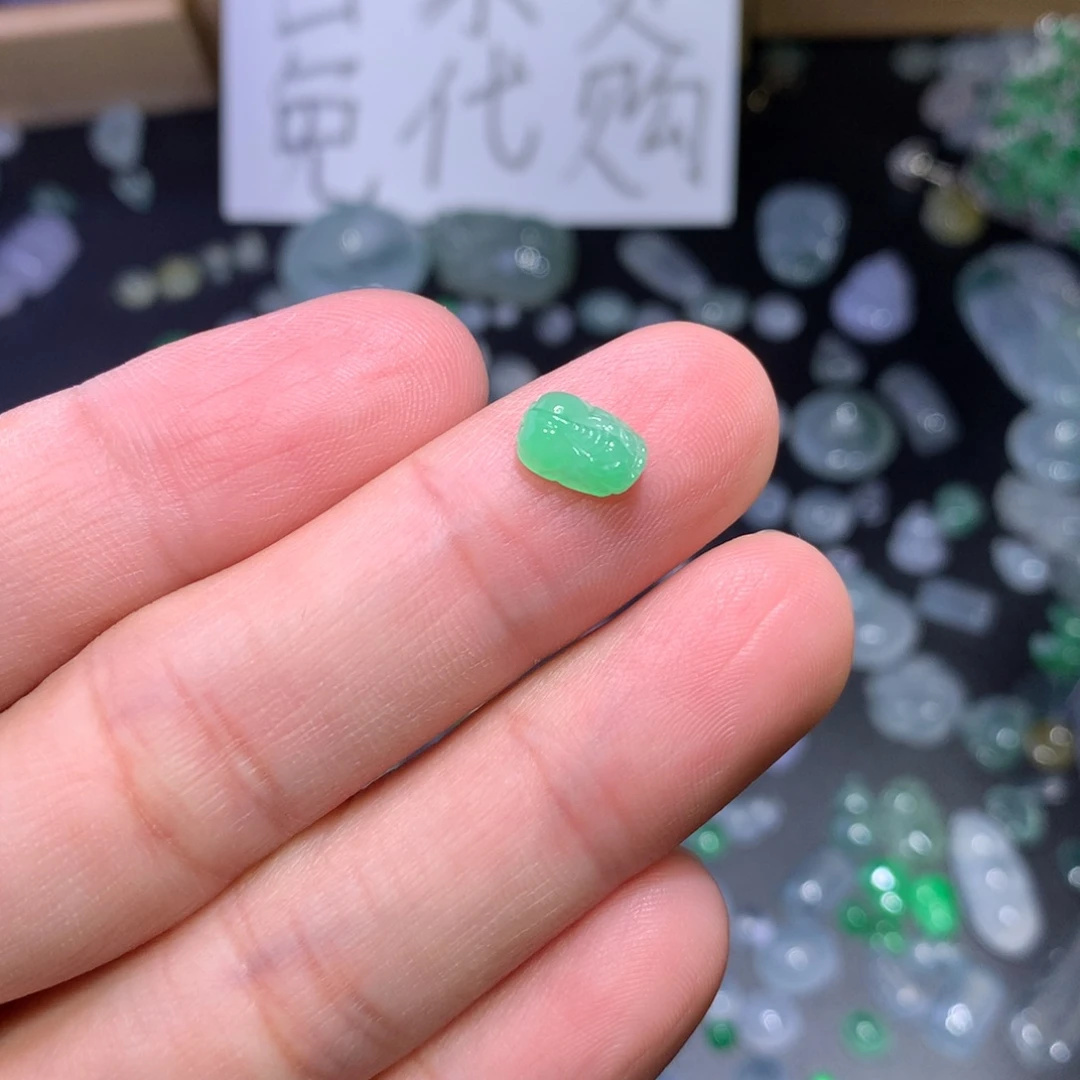 翡翠未镶嵌颈饰貔貅