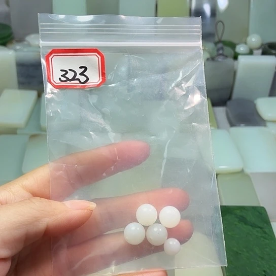自***己和田玉未镶嵌颈饰