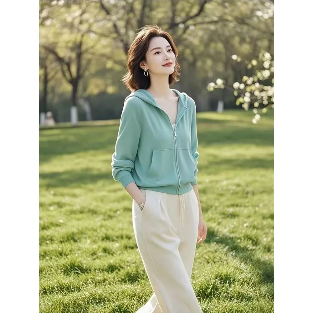 2025年出行流行的初春独特漂亮小个子百搭洋气绿色卫衣外套女装