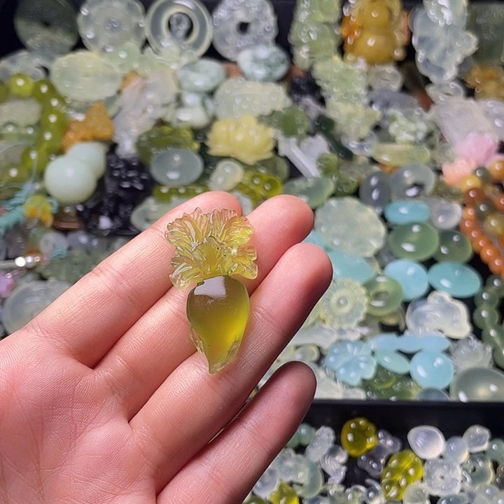 蛇纹石玉合金颈饰萝卜