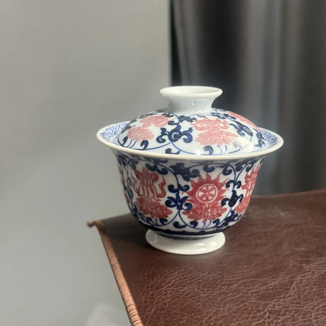 大瑕疵釉里红八宝盖碗