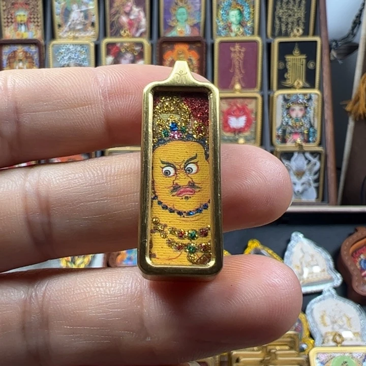 吊坠只***?长条黄老爷一尊