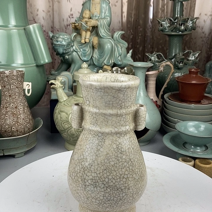 哥窑铁足紫口贯耳瓶