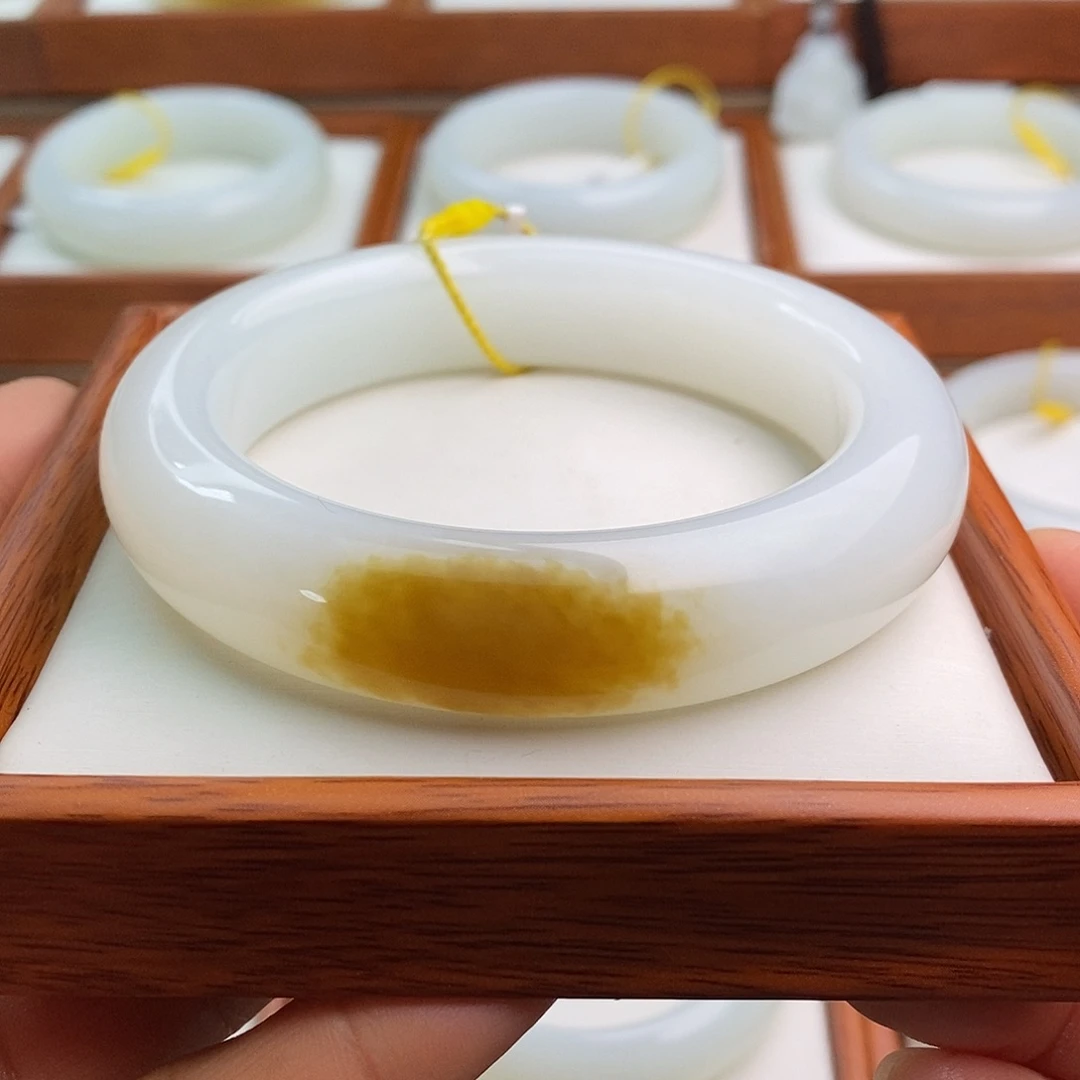 和田玉（糖玉）未镶嵌手镯