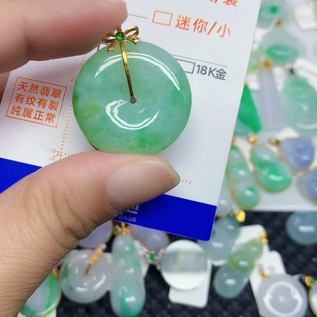 翡翠18K金镶嵌颈饰平安扣