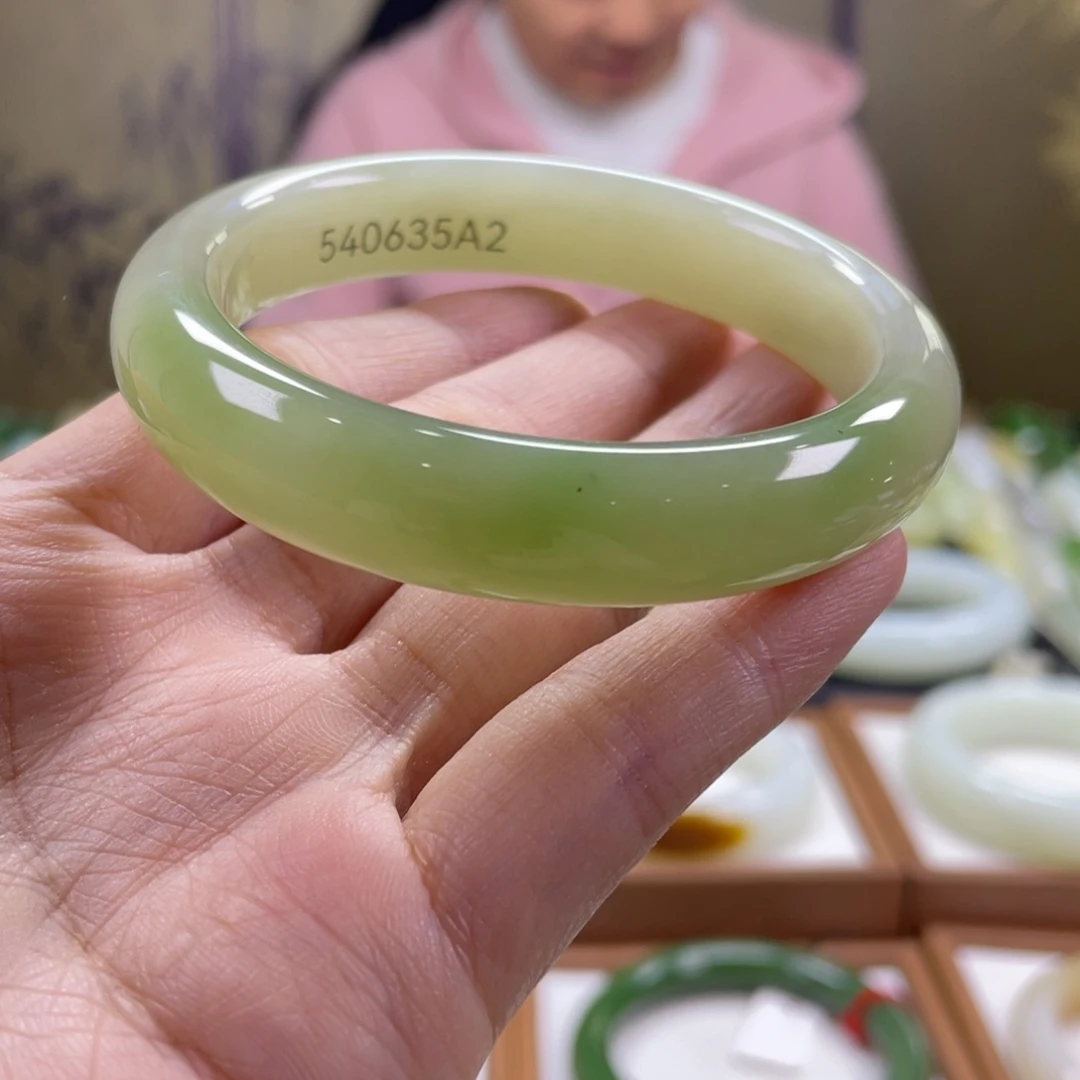 和田玉未镶嵌手镯54圈