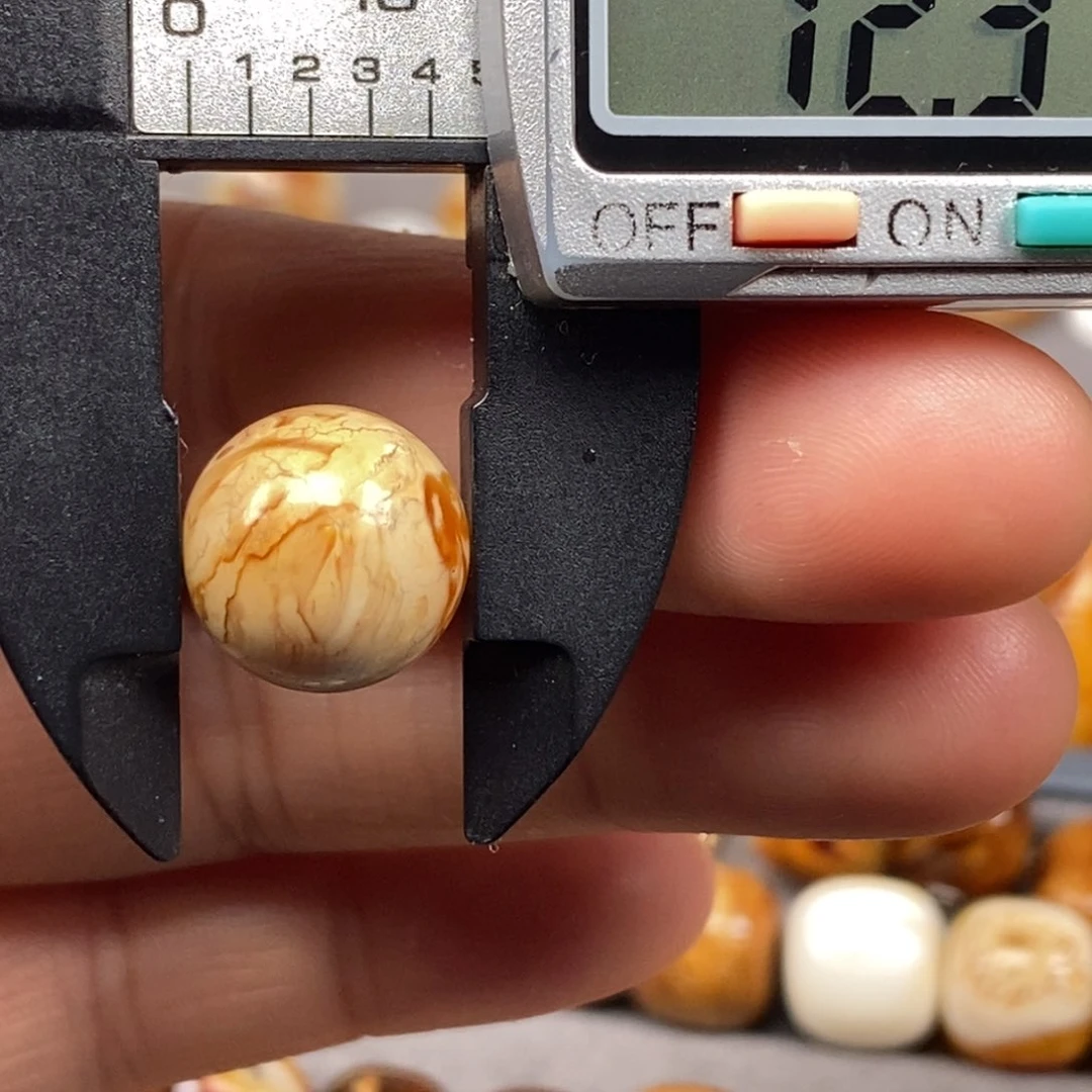 裸石琥珀未镶嵌圆珠