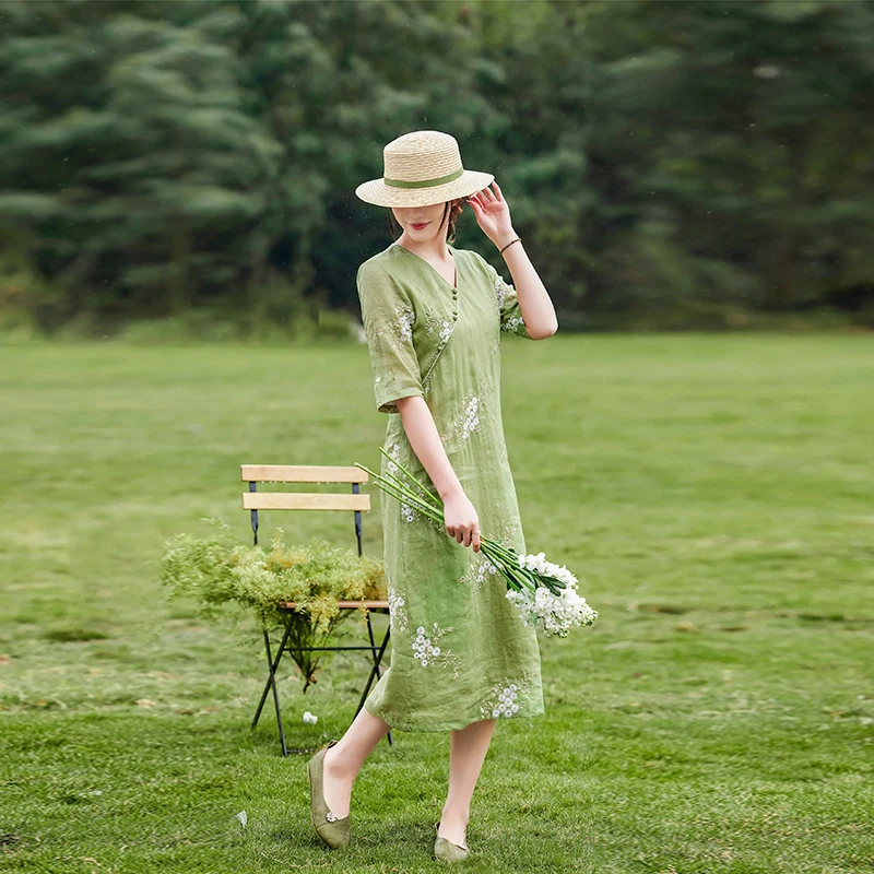 新中式刺绣苎麻连衣裙女2025年春夏新款高端文艺V领绣花棉麻A字裙
