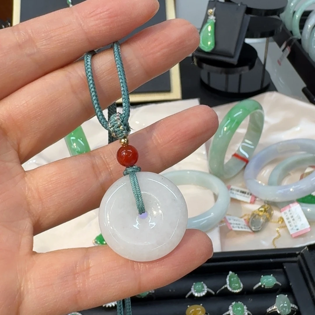 翡翠未镶嵌颈饰平安扣