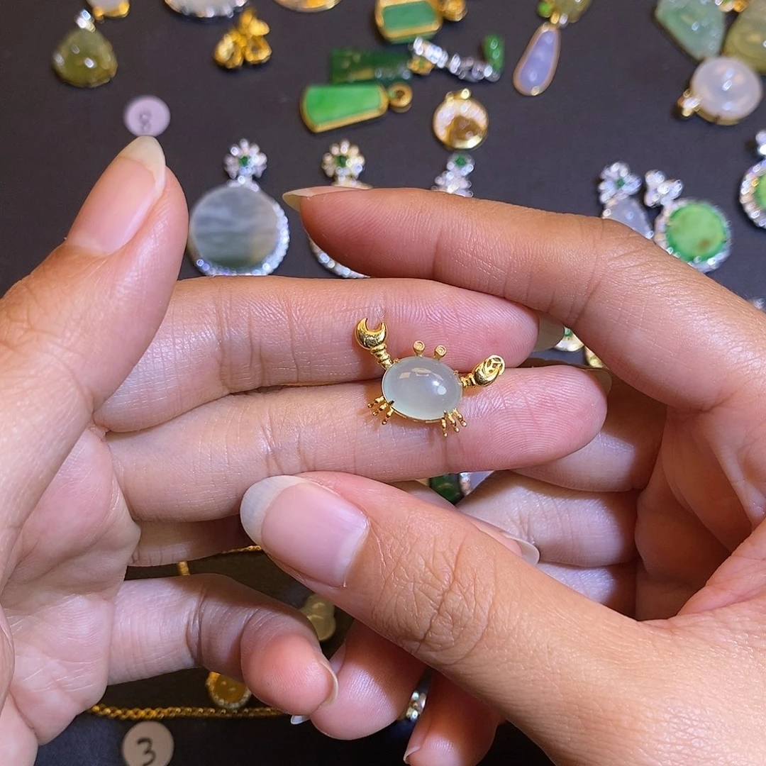 吊坠(不含链)18K金镶嵌翡翠霹***?