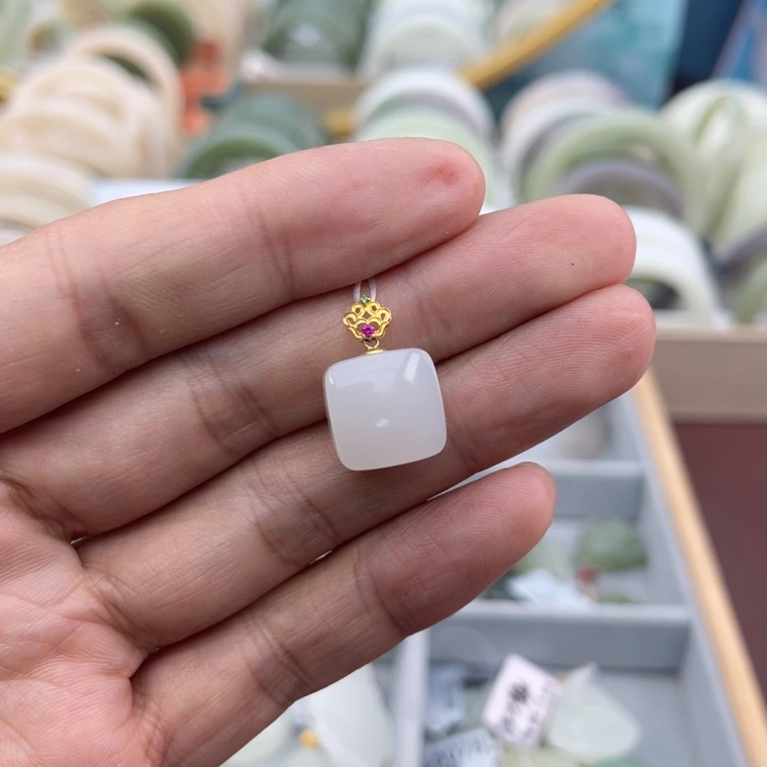 和田玉颈饰18K金镶嵌鱼*七