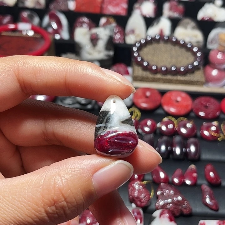 天然辰砂原石晶体吊坠