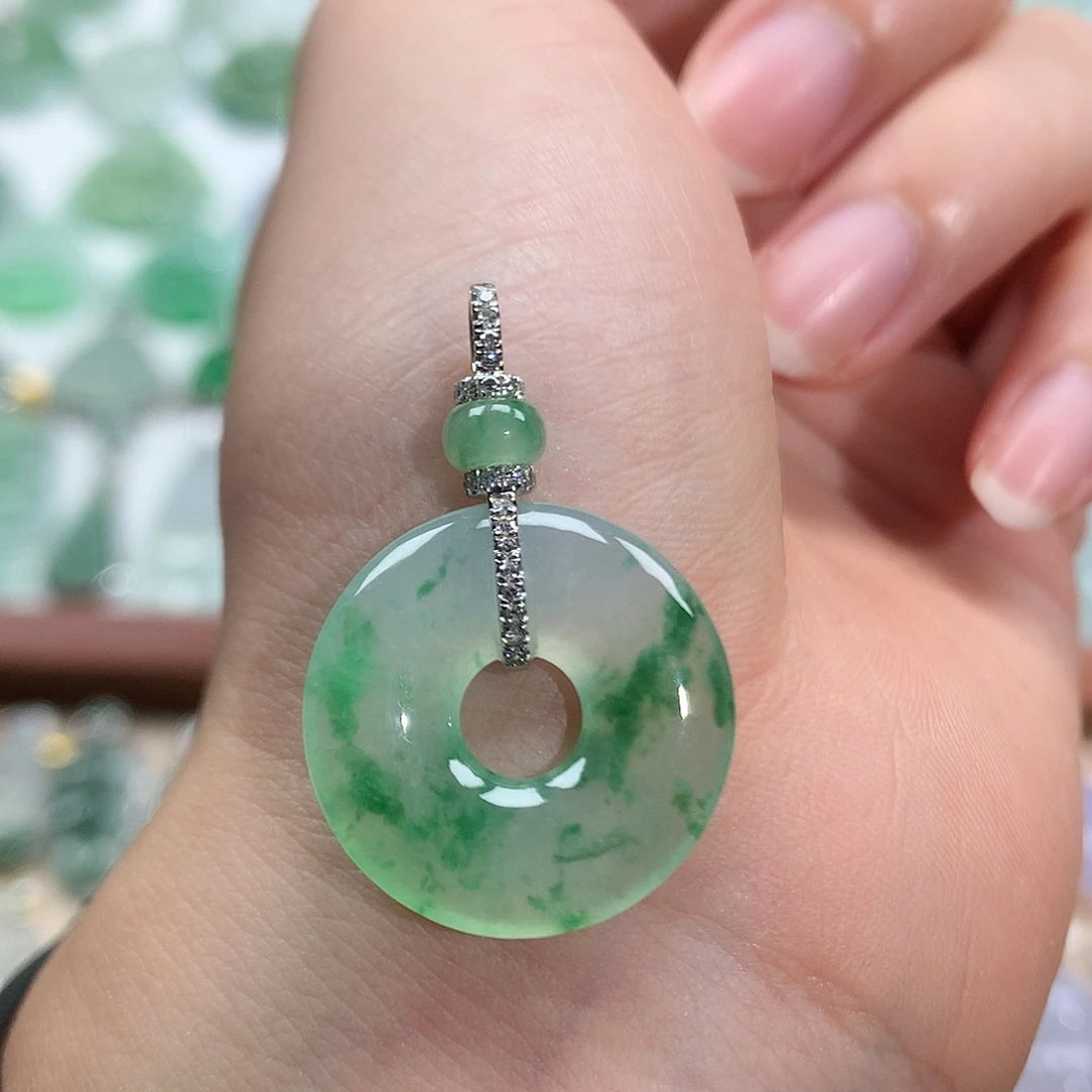 翡翠18K金镶嵌颈饰甜甜圈