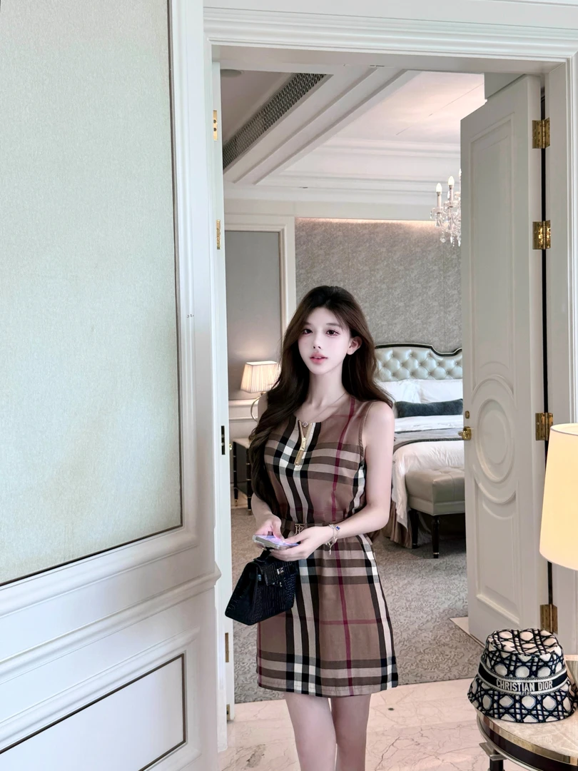 2025夏季新款高级感气质英伦风经典格纹直筒无袖背心连衣裙短裙女