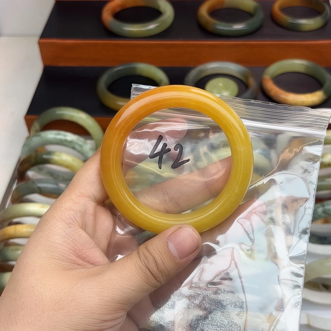 粉***点蛇纹石玉未镶嵌手镯