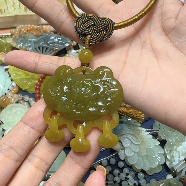 未镶嵌蛇纹石玉吊坠