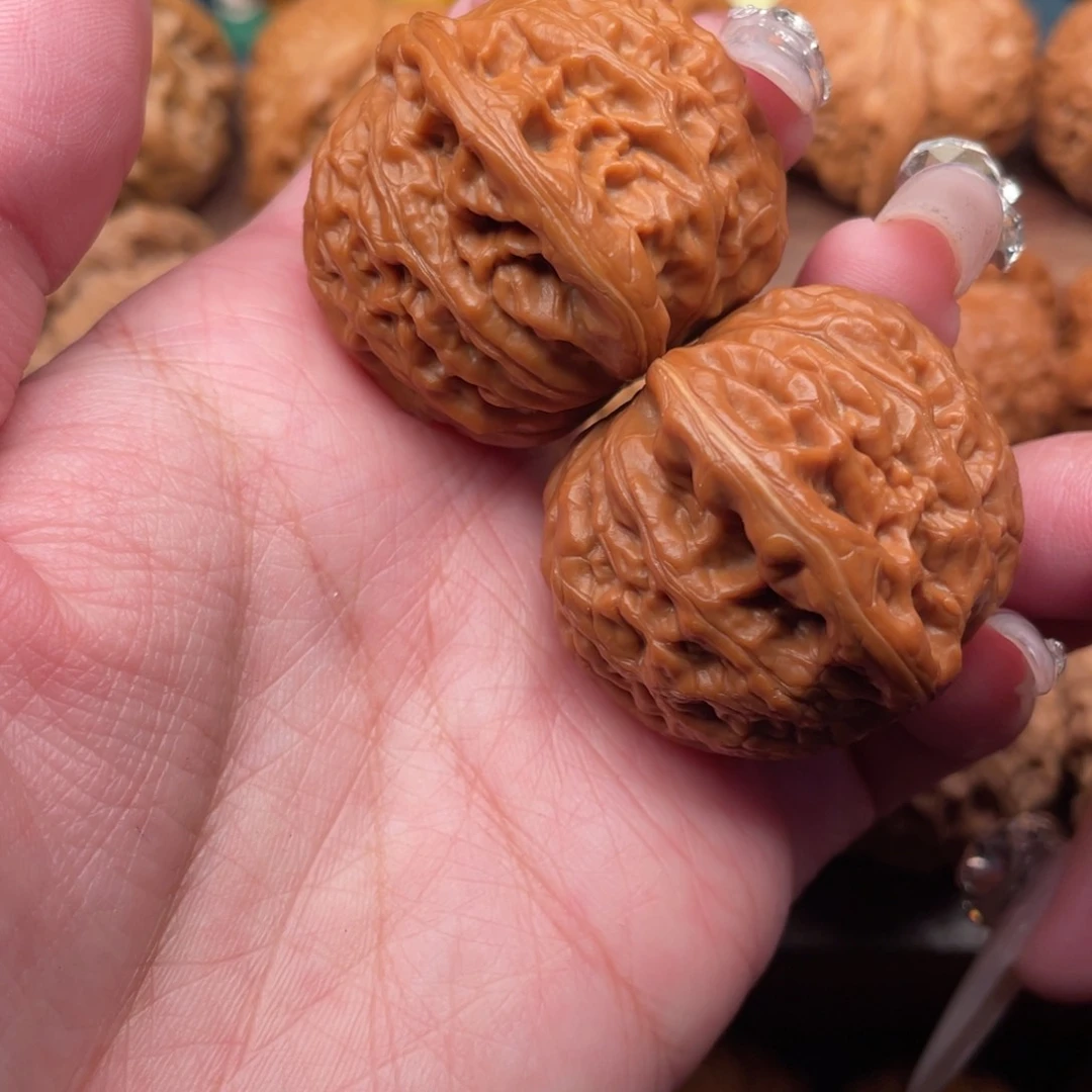 文玩核桃吊坠红皮铁锤同树38。