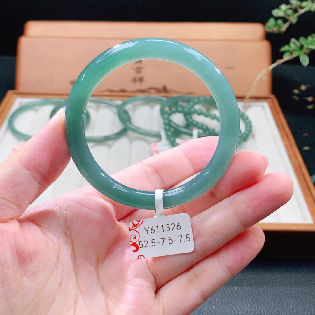 翡翠手镯（圆镯）未镶嵌