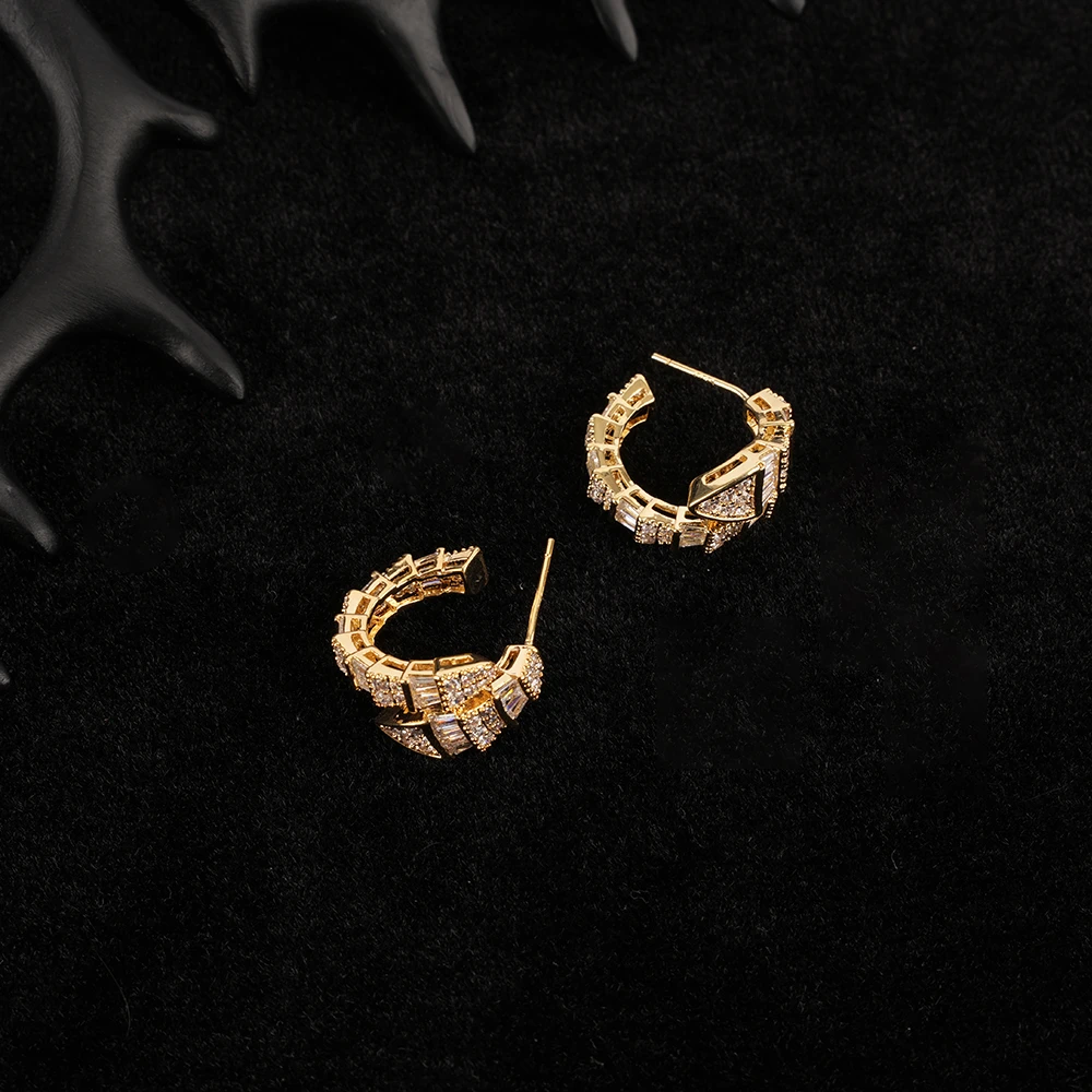 合金锆石耳饰 合金锆石耳饰 「金蛇明辉耳饰」时尚百搭轻奢高级感T