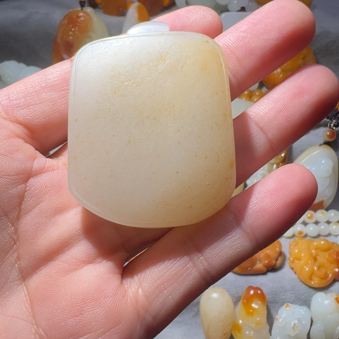 平***云和田玉未镶嵌颈饰