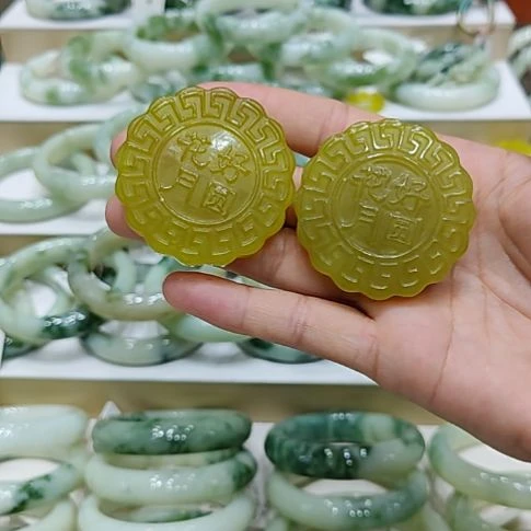 踏***浪未镶嵌蛇纹石玉颈饰