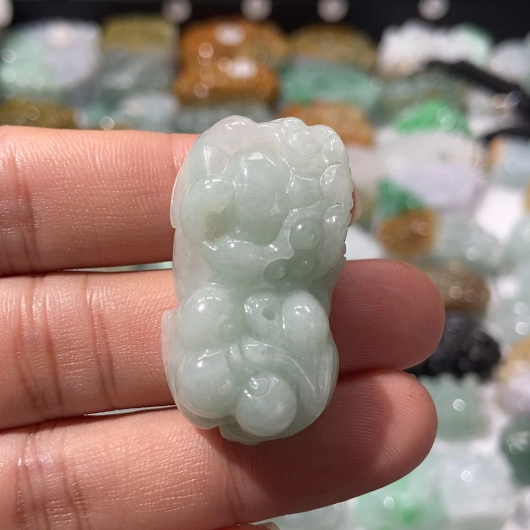 翡翠未镶嵌颈饰貔貅