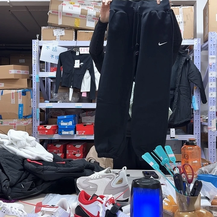 T- S码黑色5888-010瑕疵有个洞