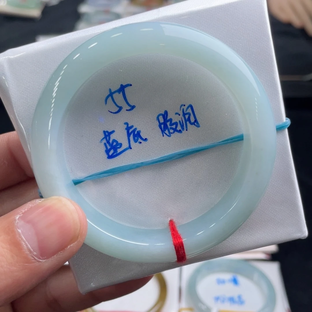 翡翠手镯未镶嵌翡翠手镯