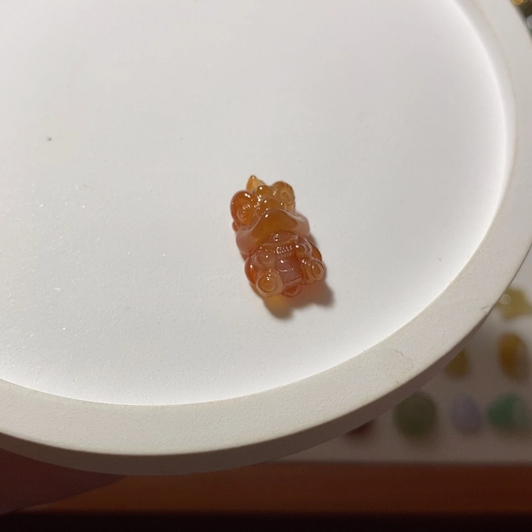 翡翠未镶嵌颈饰醒狮