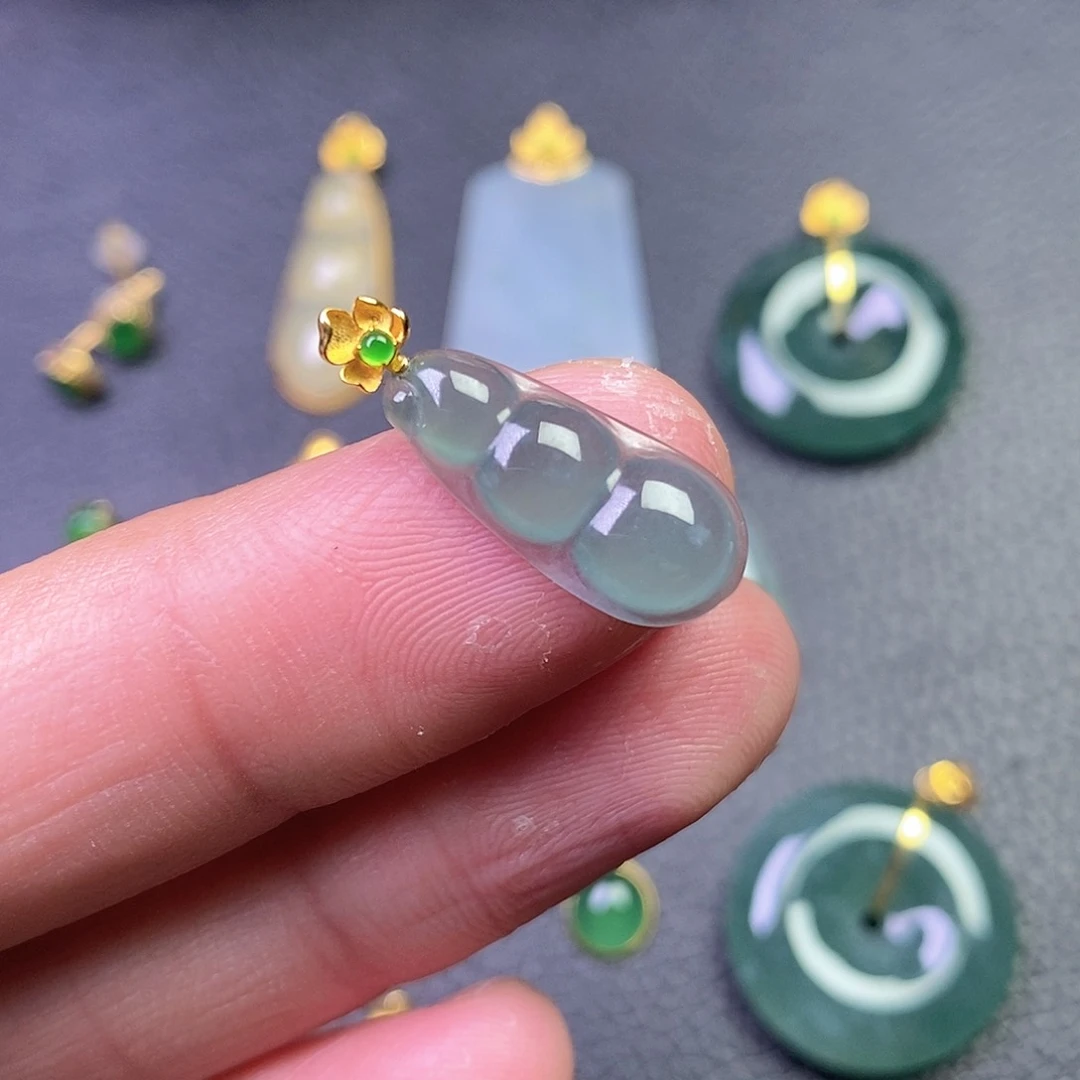 颈饰18K金镶嵌翡翠