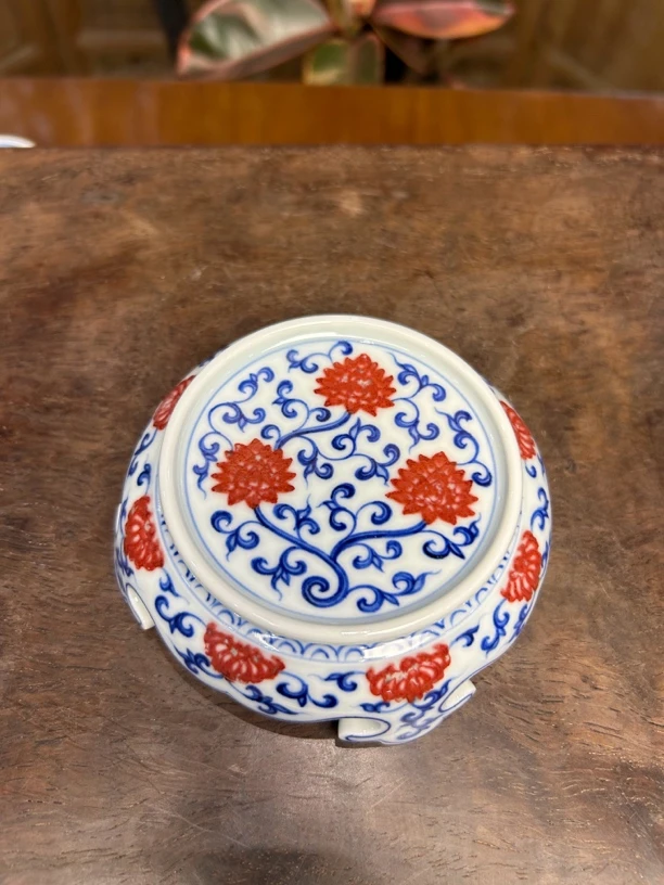 青花釉里红带足缠枝莲盖置