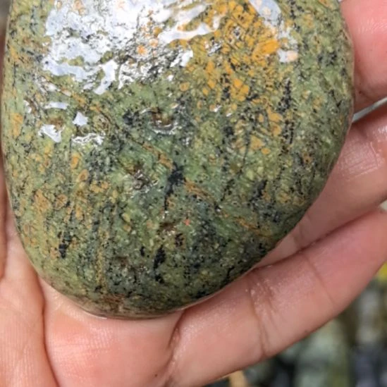 Z***D有机玻璃藏玉药王石原石手把件一个
